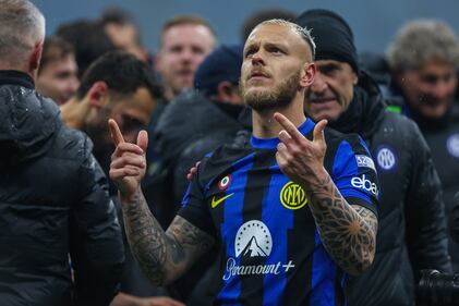 Esplode la gioia dei giocatori dell'Inter dopo la vittoria nel derby 11