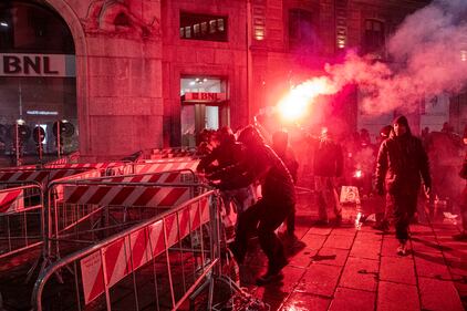 Tentativo di sfondamento contro la polizia alla Scala: nessuno scontro 5
