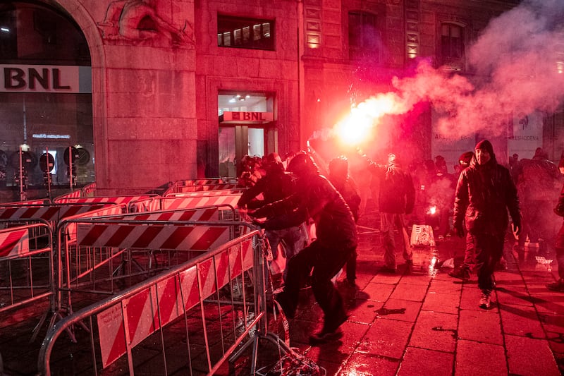 Tentativo di sfondamento contro la polizia alla Scala: nessuno scontro 5