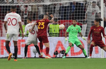 Europa League, la Roma cede al Siviglia dopo i calci di rigore: le immagini più belle 14