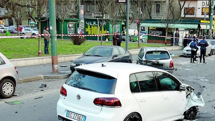 Semafori fuori controllo, buche e traffico: Piazza Napoli fa paura