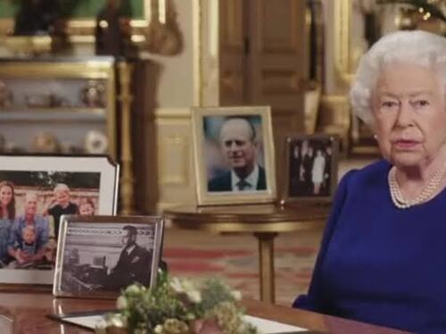 La Regina non rinuncia al Natale con 50 persone (nonostante Omicron)