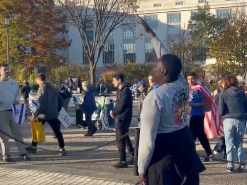 Afroamericano inneggia a Hitler durante la marcia pro-Israele: "Doveva finire gli ebrei"