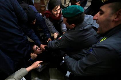 Occupano la basilica di piazza del Popolo: "Mai con Salvini" 15