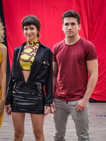 Il cast de "La Casa di Carta" davanti all installazione in piazza Affari 2