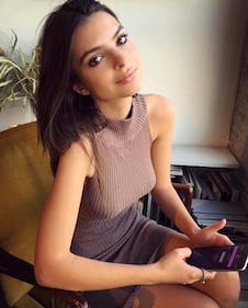 Emily Ratajokowski, quasi fuori di capezzolo 18