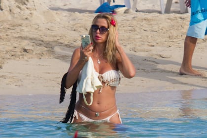 Valeria Marini, strip e bikini stellare a Formentera 8