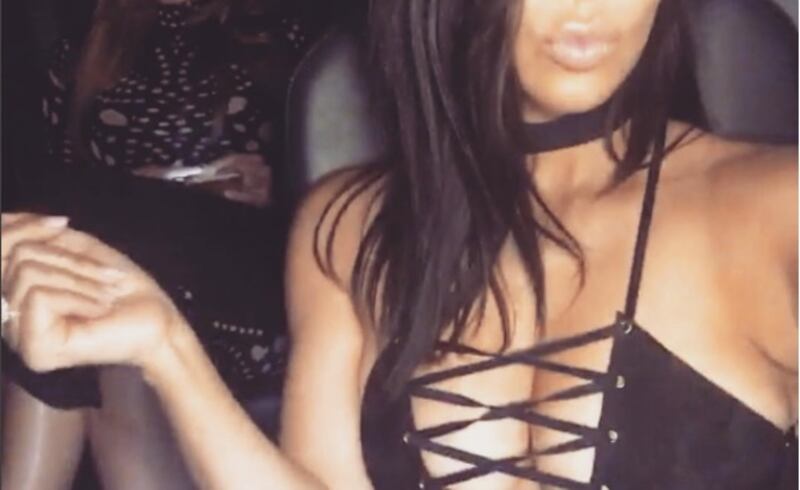 Kim Kardashian, vitino di vespa su Instagram 17