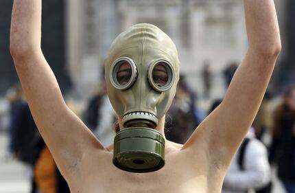 Milano, la protesta in topless contro le pellicce 2