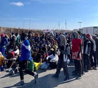 Boom di arrivi a Lampedusa: l’assedio sul molo 10