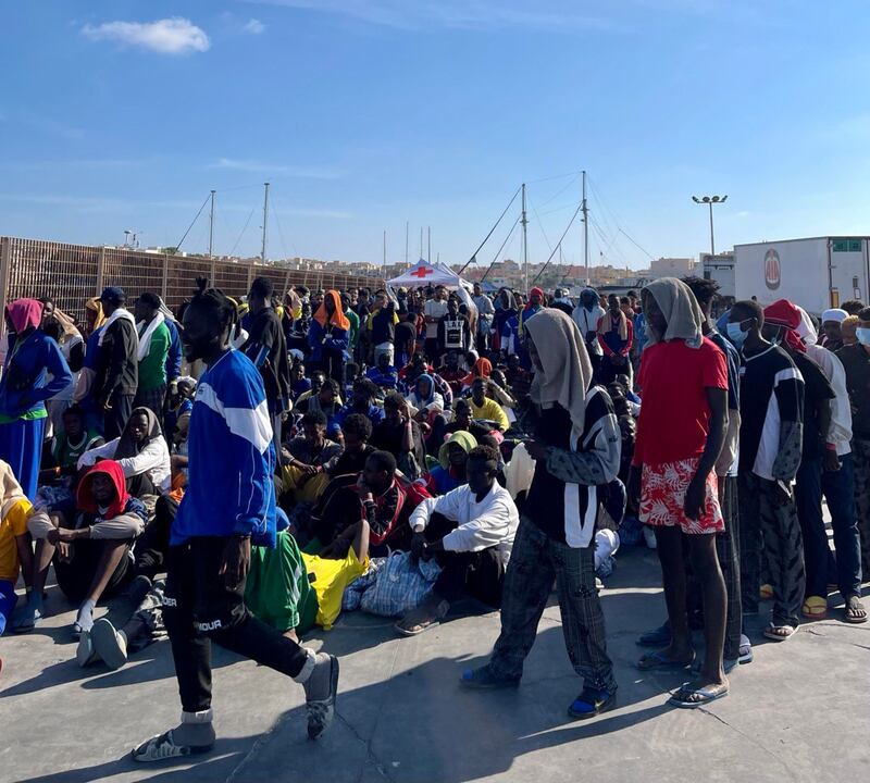 Boom di arrivi a Lampedusa: l’assedio sul molo 10