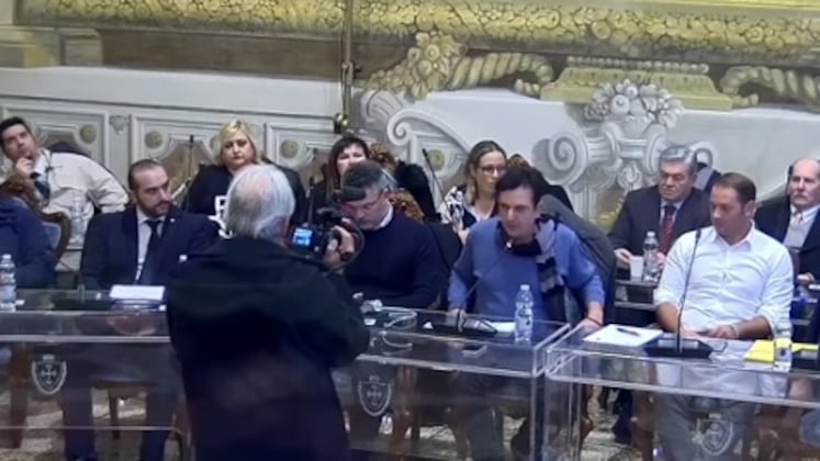 Consigliere comunale resta seduto durante il ricordo delle vittime della Shoah