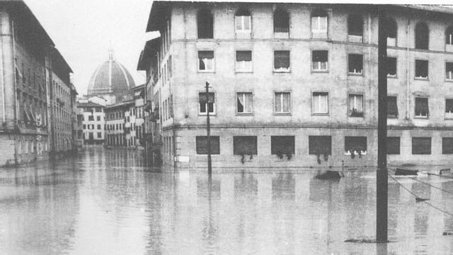 Quando gli angeli del fango "inventarono" la solidarietà