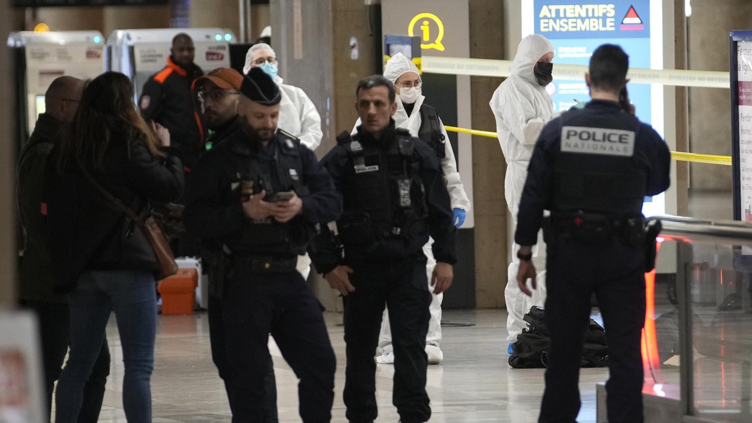 Un maliano accoltella tre persone a Parigi. Lo sbarco a Pozzallo, cure e patente in Italia