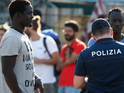 I dati smontano la fake news "razzismo": oggi meno stranieri aggrediti