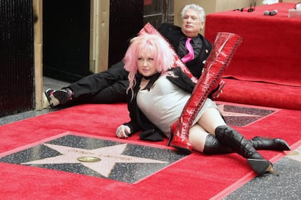 Cyndi lauper premiata con una stella sulla Walk of Fame 8