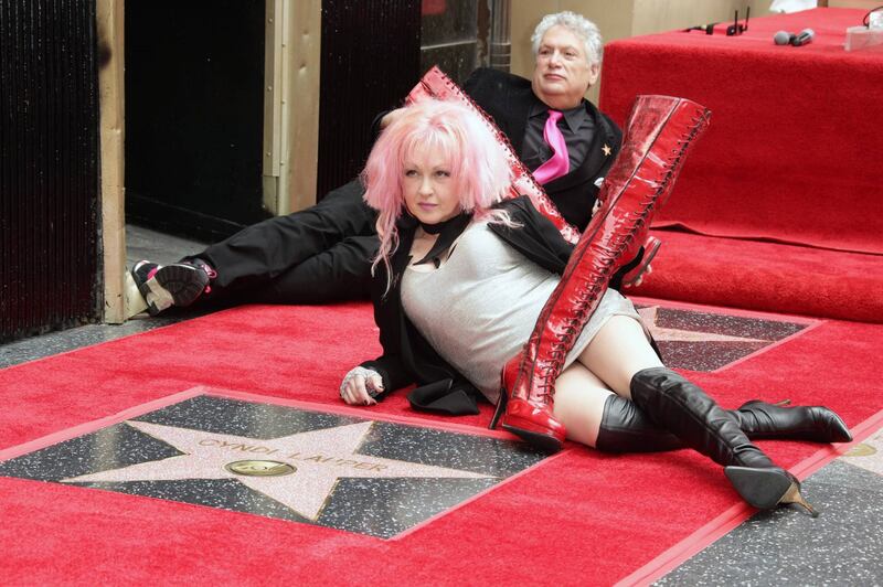 Cyndi lauper premiata con una stella sulla Walk of Fame 8