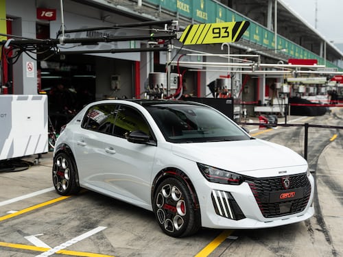 A bordo della 208 GTi, sigla magica dal potere magnetico