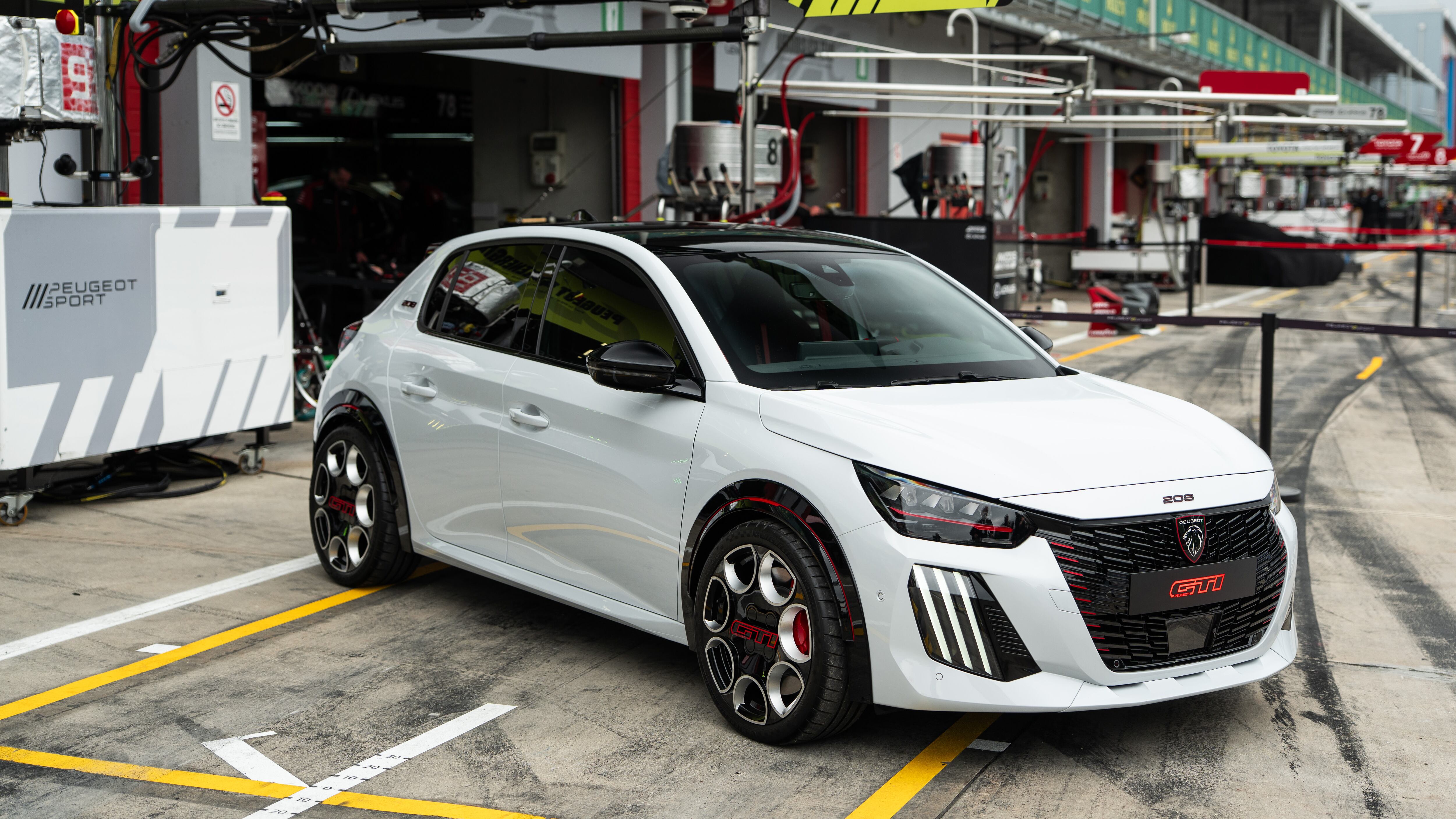 A bordo della 208 GTi, sigla magica dal potere magnetico