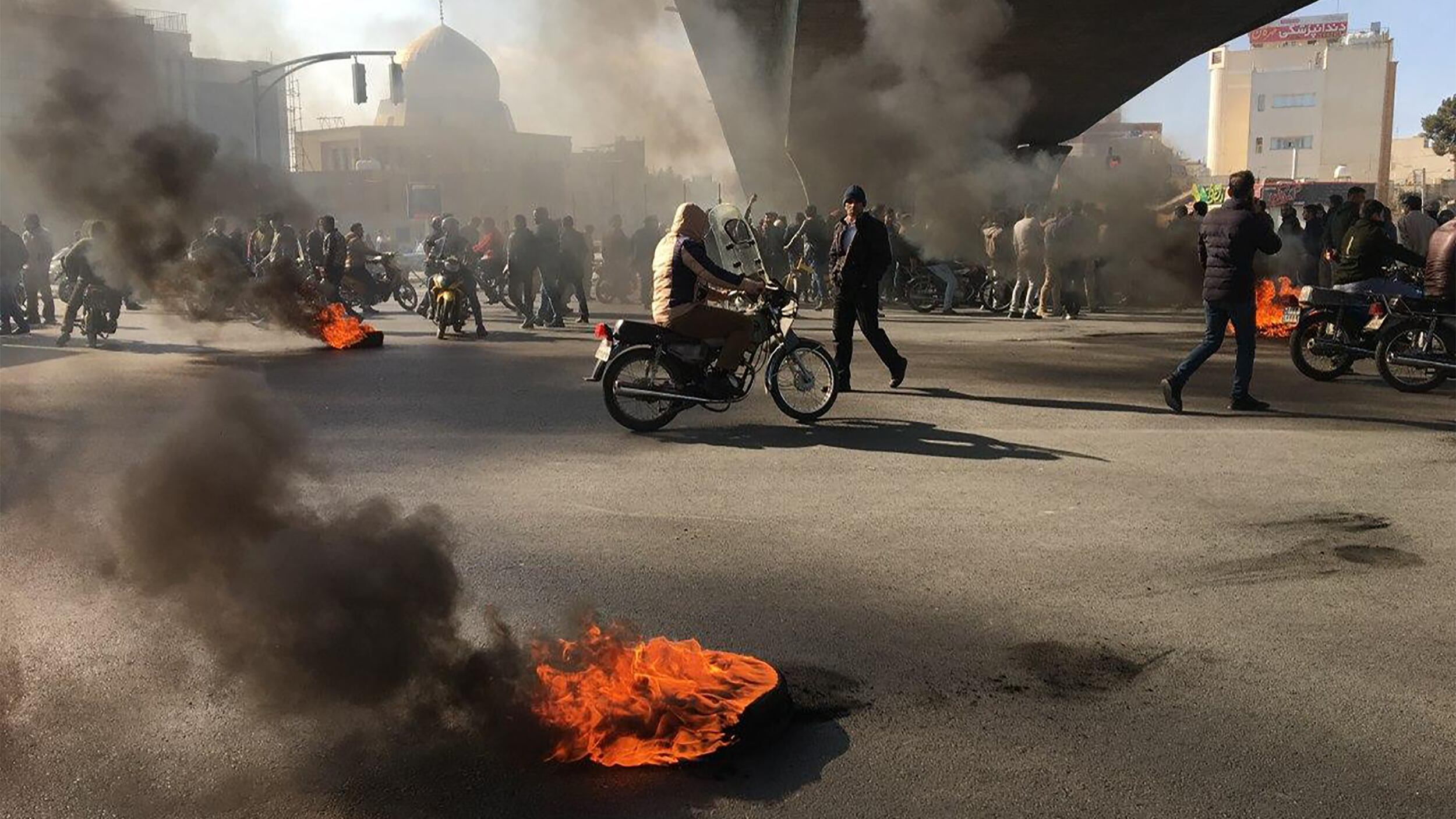 Iran, brucia la protesta Teheran oscura il web