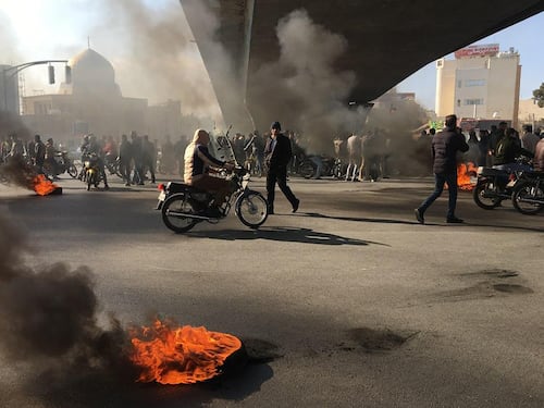 Iran, brucia la protesta Teheran oscura il web