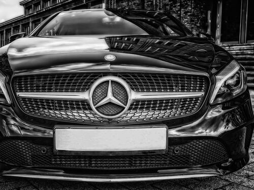 Spagna, Mercedes-Benz fa marcia indietro sul gender