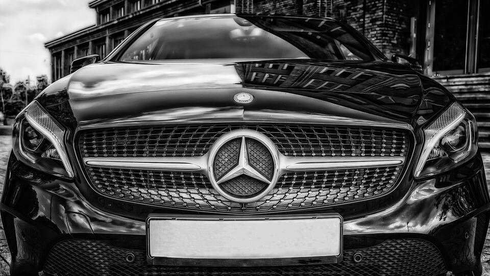 Spagna, Mercedes-Benz fa marcia indietro sul gender