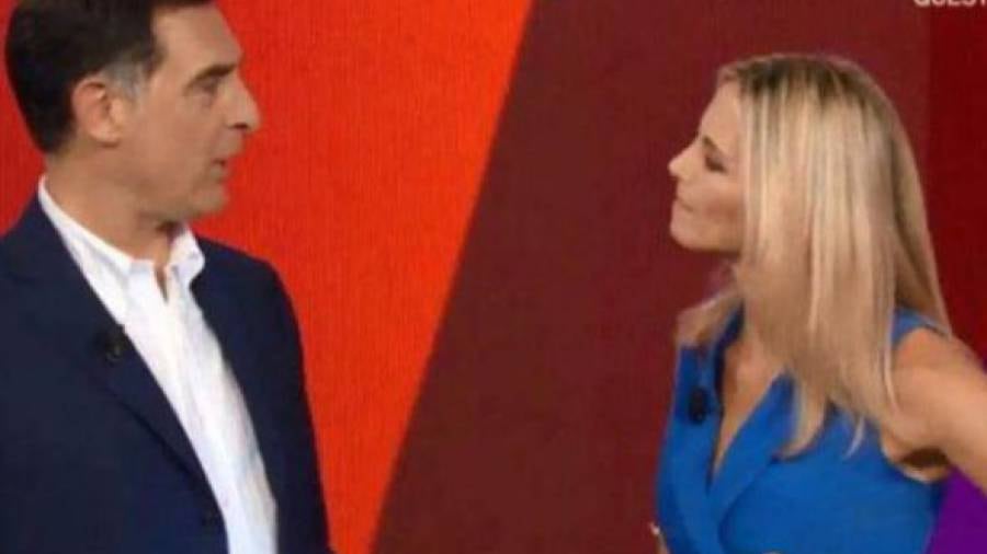 Francesca Fialdini alla cantante dei Matia Bazar: "Chi te lo ha fatto fare?"