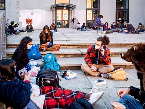 Da oggi in classe più di 6 milioni di studenti. Timori dei docenti: "Prima immunizzateci tutti"