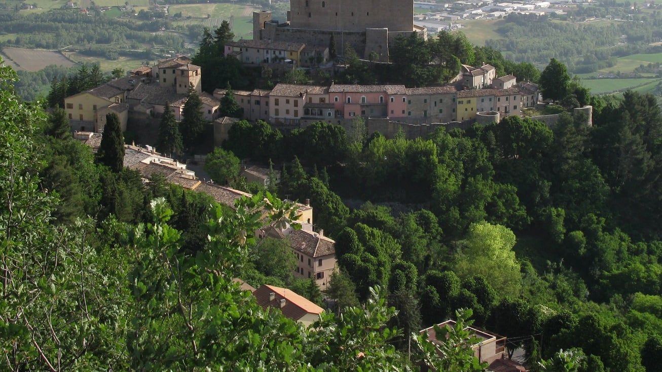 La targa in memoria di Raciti coperta, il sindaco: "Solo un malinteso"