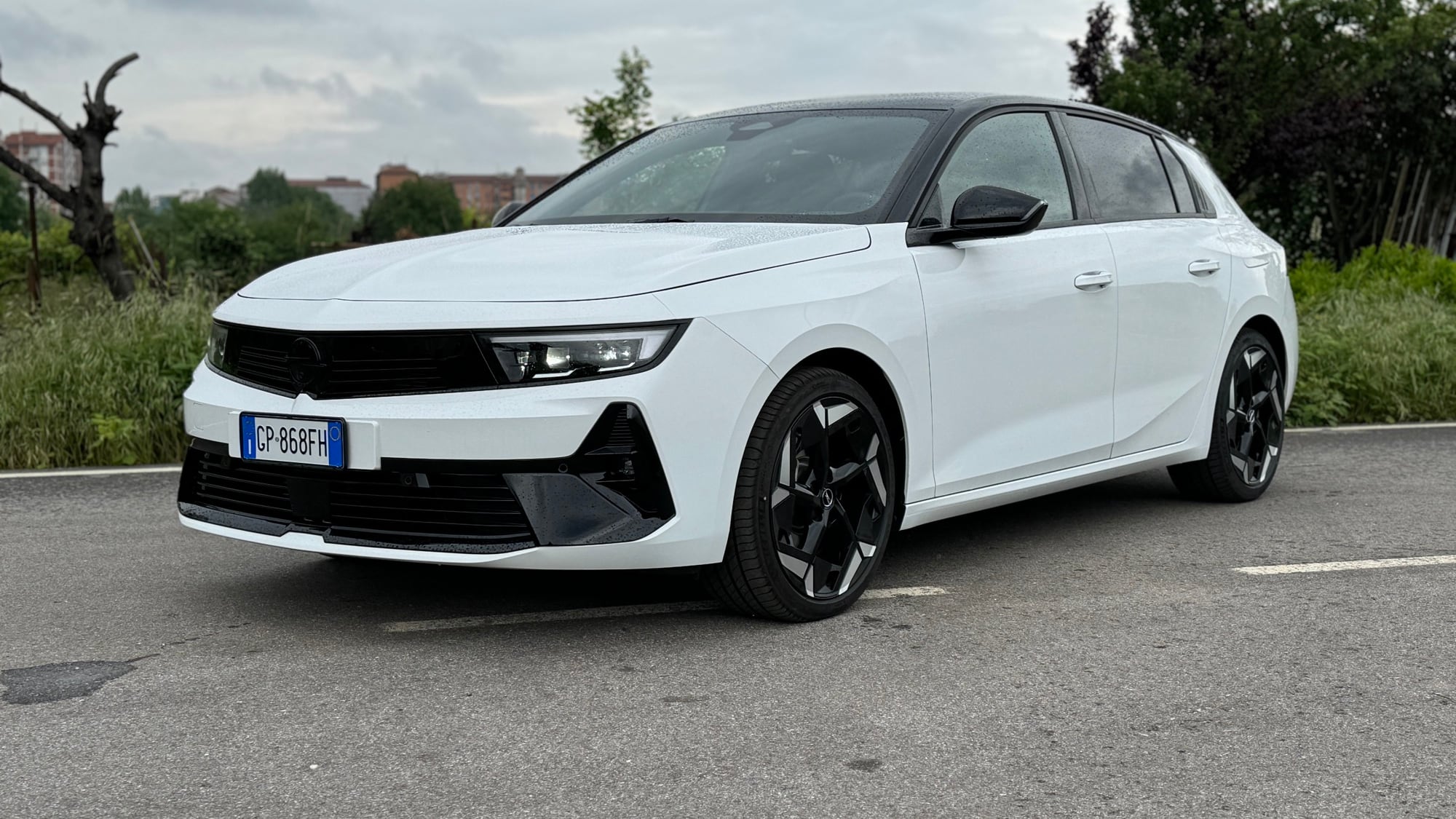 Opel Astra GSe: la prova della plug-in da 225 CV con assetto Koni
