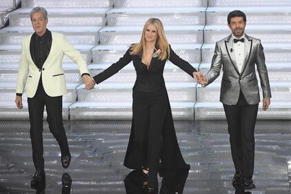 Michelle Hunziker, la sexy conduttrice a Sanremo 2018 9