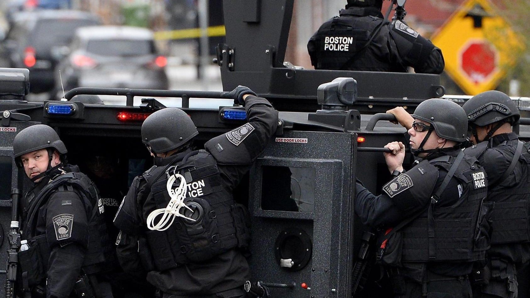 Tank e coprifuoco Boston a caccia del baby attentatore