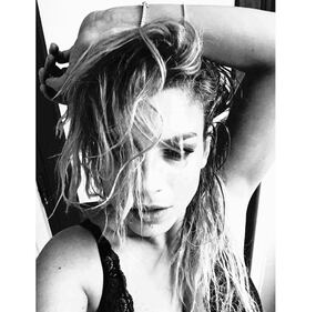 Emma Marrone, curve hot in barca 11