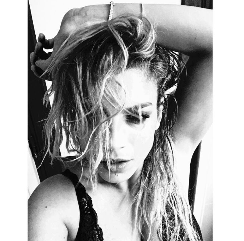 Emma Marrone, curve hot in barca 11
