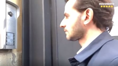 La buffonata del grillino che va a citofonare alla sede della Lega: "Sono qui i 49 milioni?"