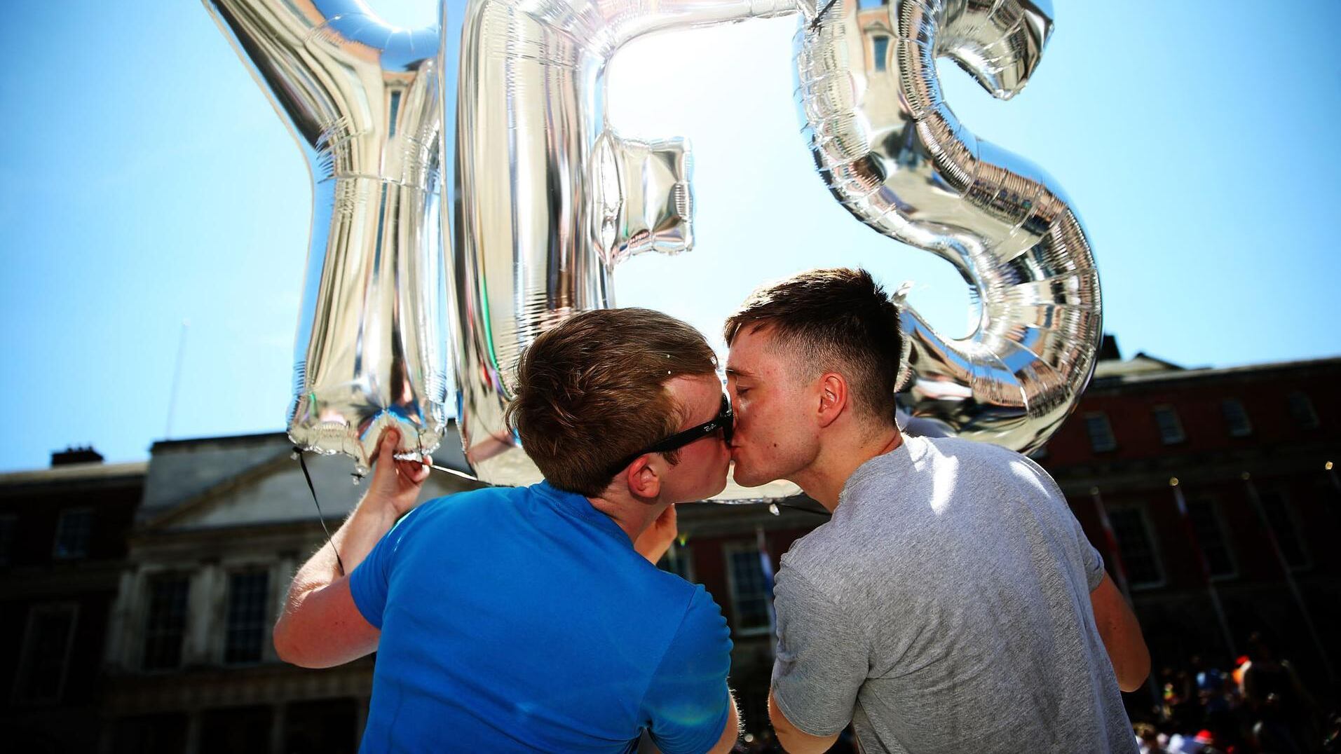 Nozze gay, l'arcivescovo di Dublino: "La Chiesa accetti la realtà"