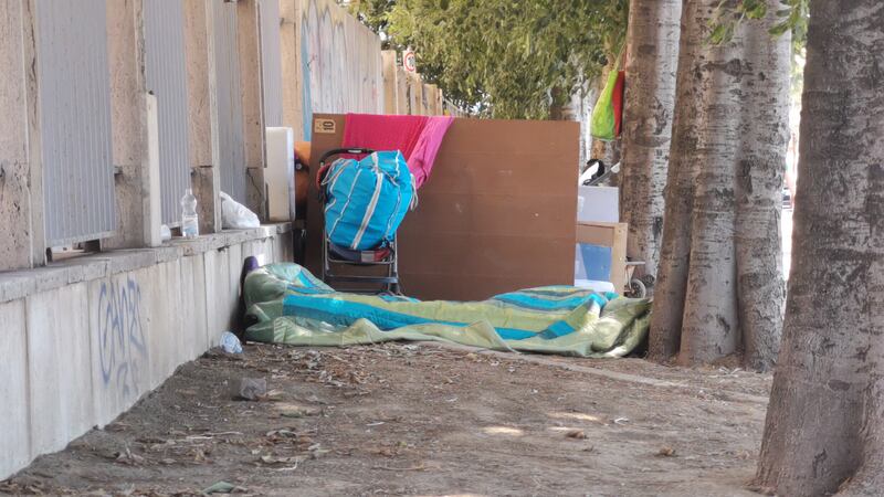 Napoli, clochard accampati davanti all'ospedale Loreto Mare 2