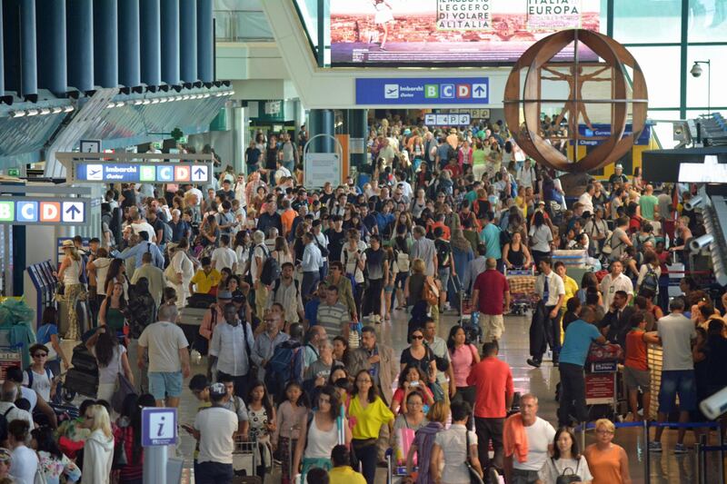 Lunghe file di passeggeri attendono ai check in a Fiumicino 4
