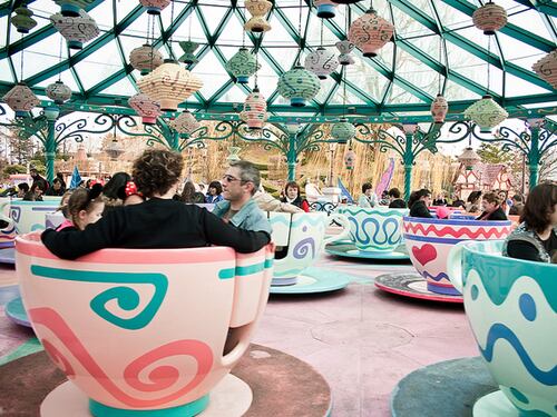 Incidente a Gardaland, bimba di 6 anni cade dalla giostra: è grave