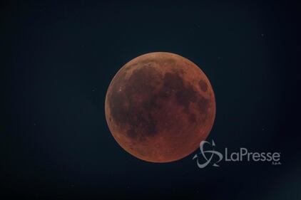 La Luna rossa più lunga del secolo 1