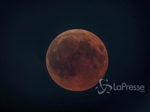 La Luna rossa più lunga del secolo