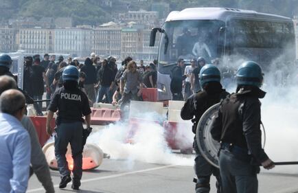 Bagnoli, lo scontro tra manifestanti e polizia 1