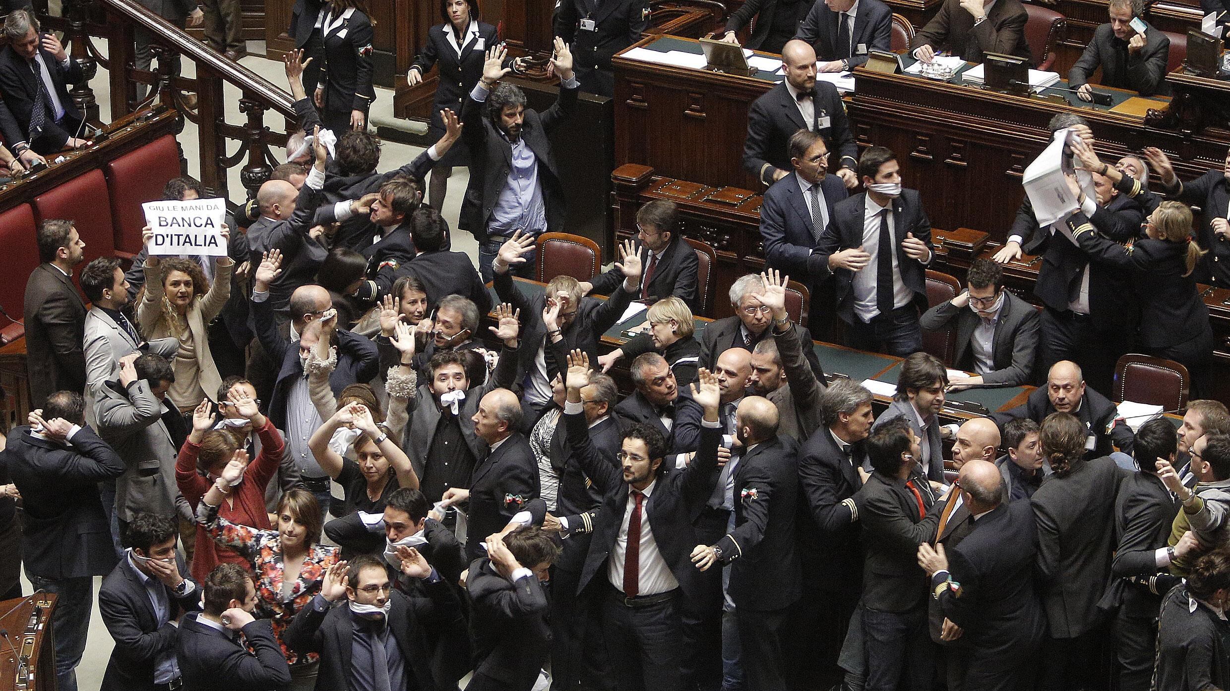 La Camera sospende ventritre deputati M5S. Punito anche Dambruoso per il ceffone