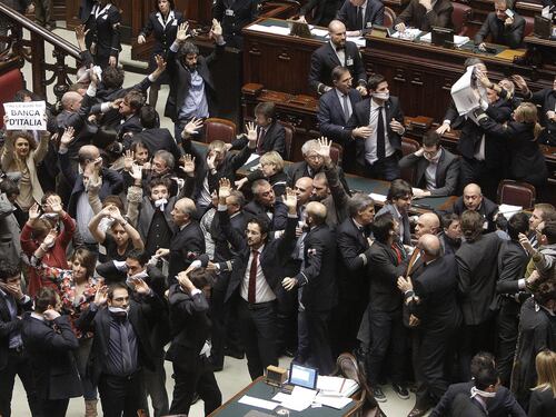 Tutti contro Grillo