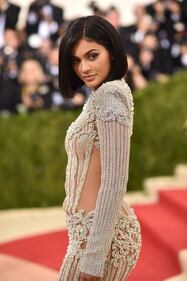 Kylie Jenner topless sui social 24