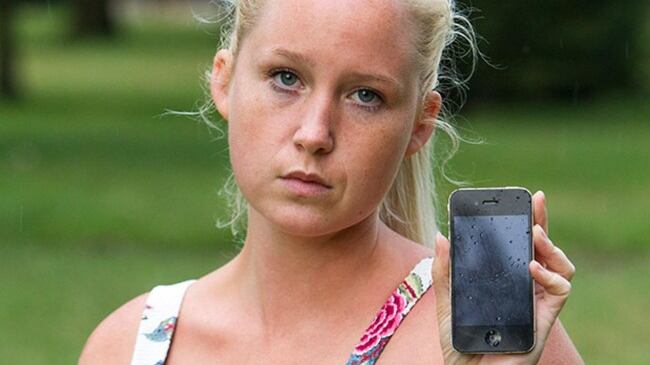 Si addormenta sopra l'iPhone, si sveglia con il seno ustionato