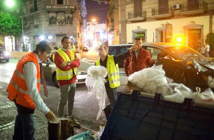 De Magistris raccoglie l'immondizia di notte 4