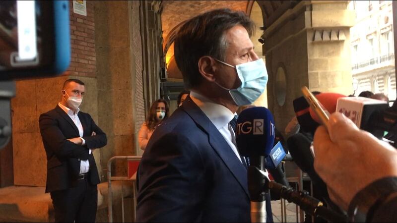 Taranto, nessun distanziamento tra i giornalisti per le interviste a Conte 2