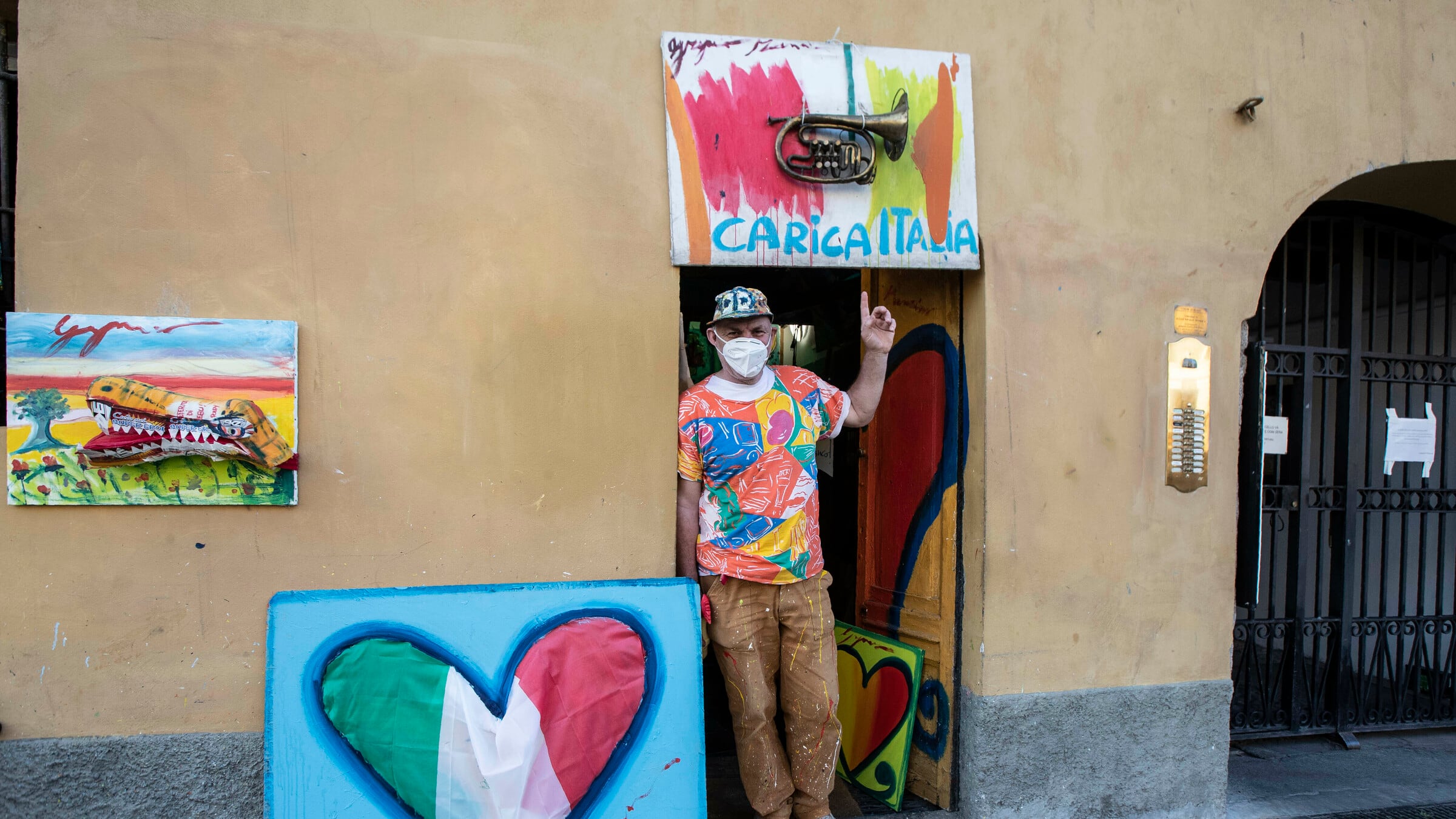 Il writer che regala cuori ai bambini in ospedale